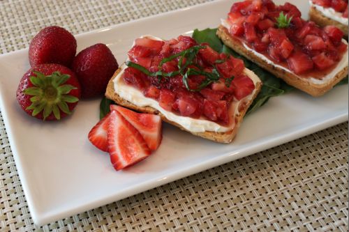Post image for Strawberry Basil Bruschetta