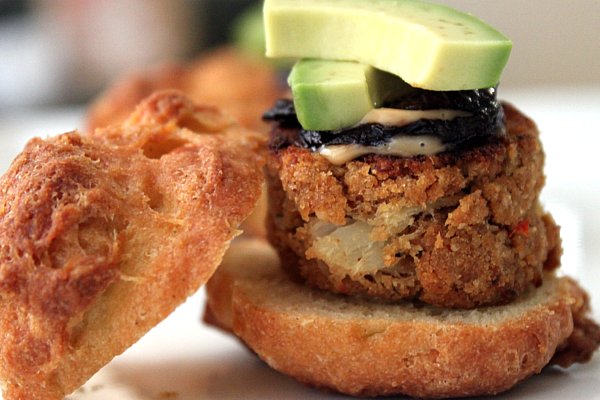 Post image for Lump Crabcake & Avocado Sliders
