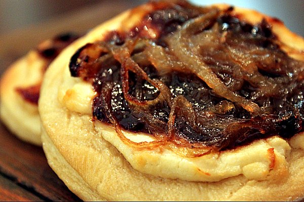 Post image for Goat Cheese, Fig, & Caramelized Onion Pizzettes